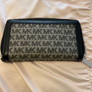 Michael Kors wallet in excellent condition!